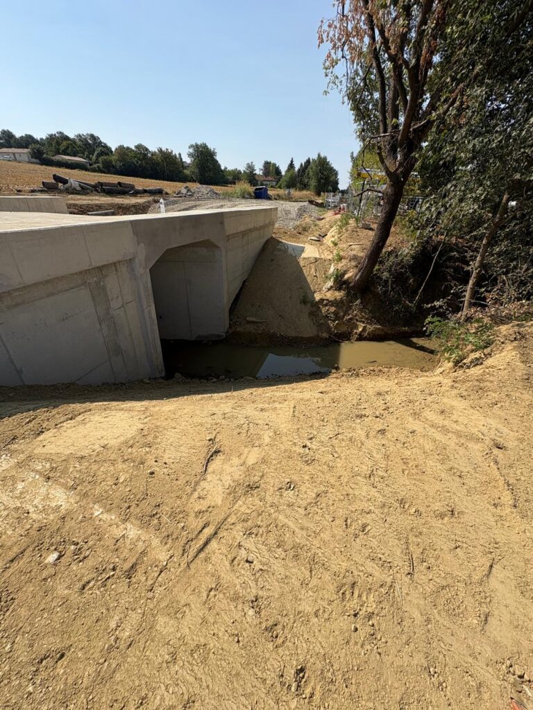 Démolition d’un ouvrage, terrassement, réalisation d’un remblaie technique avant béton de propreté et remblaiement de l’ouvrage avant enrobé