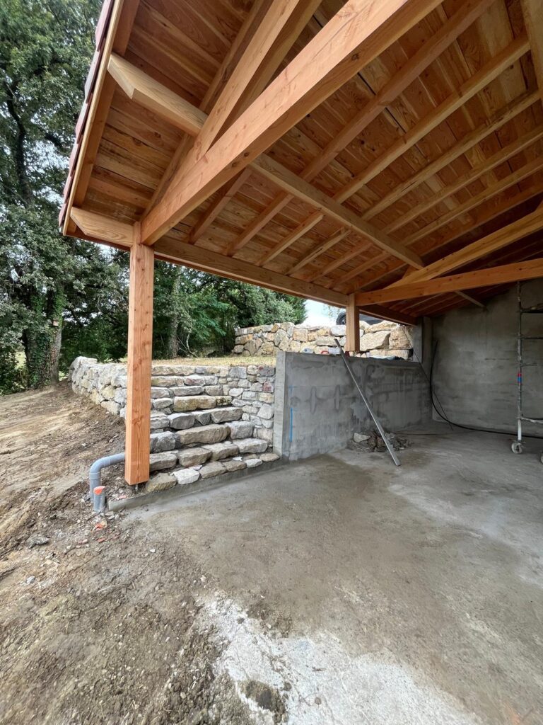 Réalisation d’enrochement et escalier en pierre taillé à la main – client privée