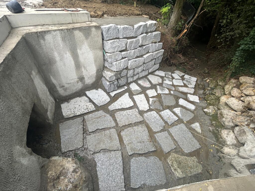 Reprise de lit de rivière en enrochement granit incessible à l’eau et réalisation d’un soutement en enrochement